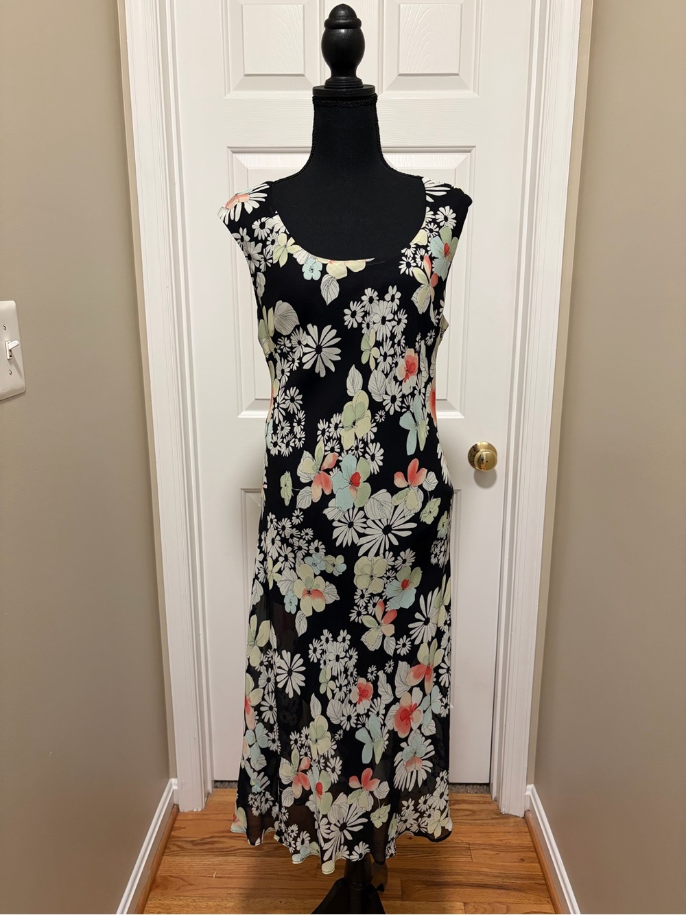 Jones Wear Dress Women's Size 16 Black Floral Scoop Neck Sleeveless Shift Midi